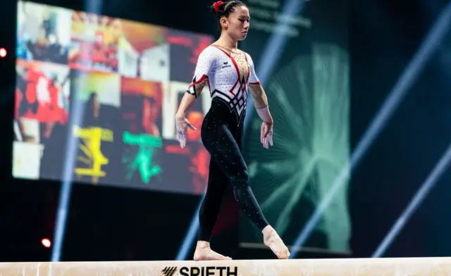 Kim Bui compete na trave durante as Finais de Ginástica Artística Feminina em St. Jakobshalle em 23 de abril de 2021 em Basel, na Suíça