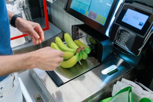 Uma pessoa comprando bananas