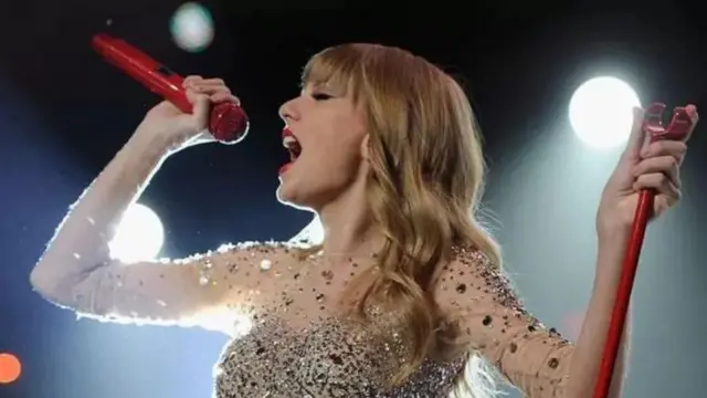 Taylor Swift cantando.