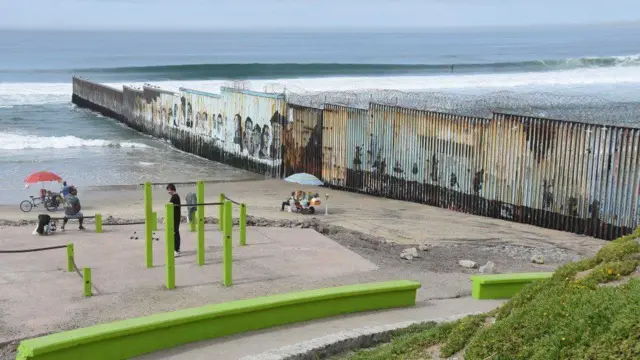 Fronteira entre os EUA e o México em Tijuana