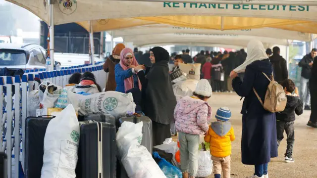 Reyhanlı Cilvegözü sınır kapısından çıkış yapan Suriyelileri gösteriyor 