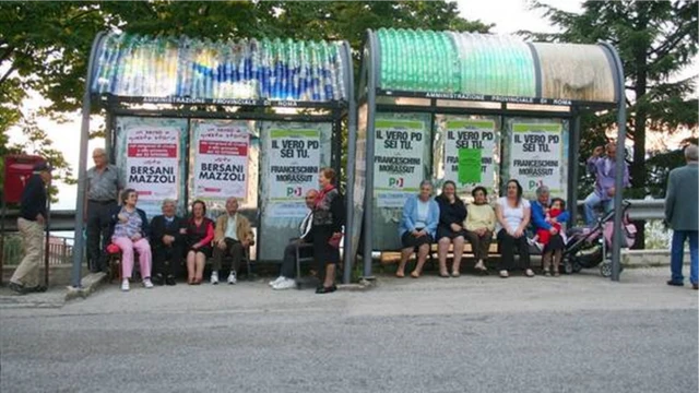 Pessoas esperando ônibus em cidade da Itália