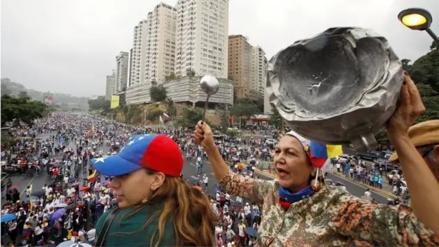 Pessoas se manifestam em Caracas contra Maduro