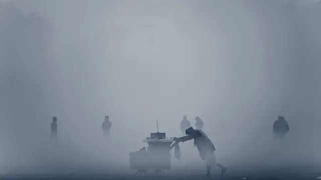 Pessoas andando em lugar poluído