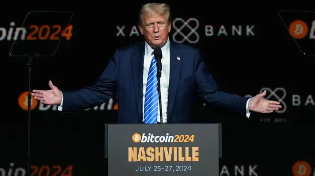 Donald Trump gesticulando no palco do evento Bitcoin 2024 em Nashville, nos EUA, em 27 de julho de 2024