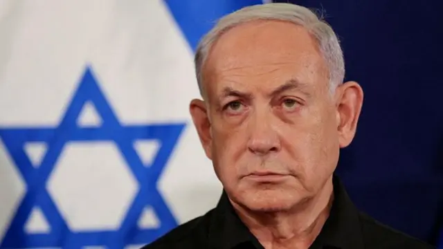 Benjamin Netanyahu com bandeira israelense ao fundo