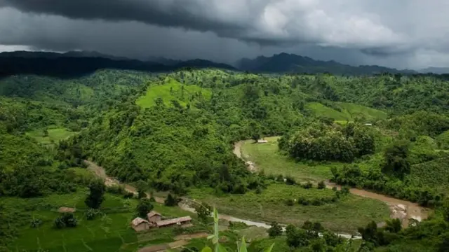 পার্বত্য জেলাগুলোর বাসিন্দারা নিজেদের আদিবাসী হিসাবে স্বীকৃতি চাইলেও বাংলাদেশে তাদের ক্ষুদ্র নৃগোষ্ঠী হিসাবে অন্র্ভূক্ত করা হয়েছে