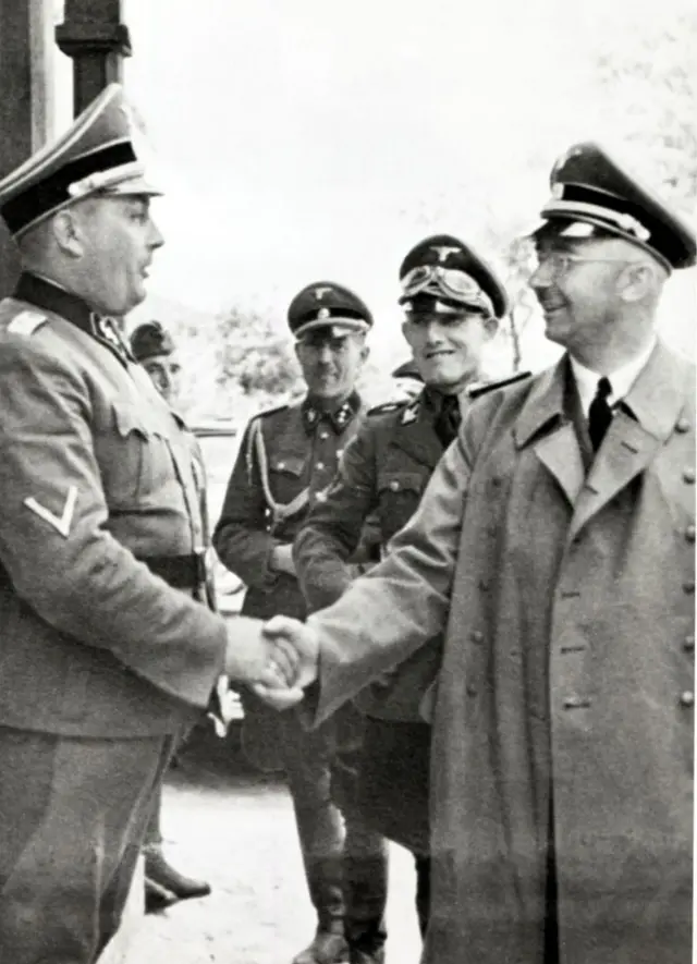 Rudolf Höss apertando a mão de Heinrich Himmler em Auschwitz