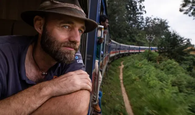 Thor na janela de um trem