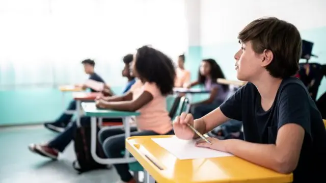 Crianças em sala de aula