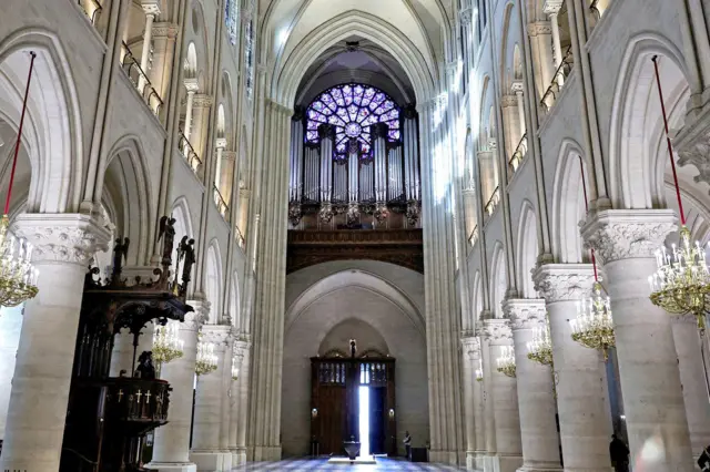 Interior da catedral de Notre-Dame renovado 