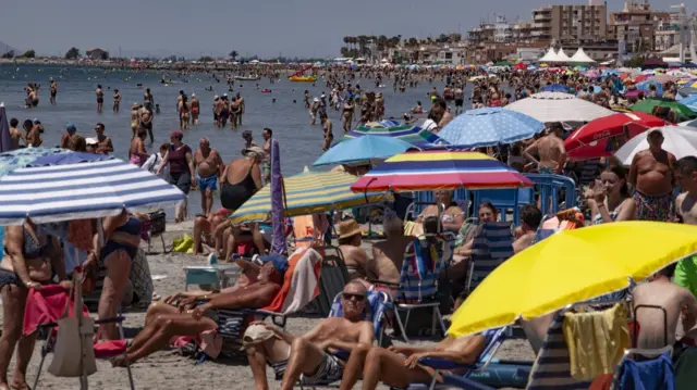 Pessoas na praia de Santa Pola, Alicante