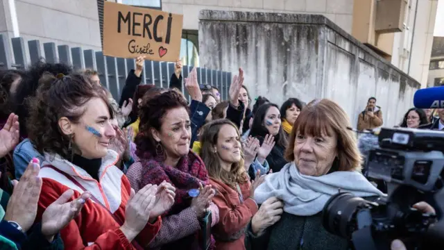 Gisèle Pelicot sendo aplaudida por mulheres do lado de fora do tribunal