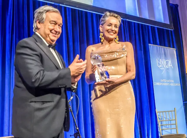 Sharon Stone recebendo o prêmio de Cidadã Global do Ano, entregue pelo secretário-geral da ONU, António Guterres