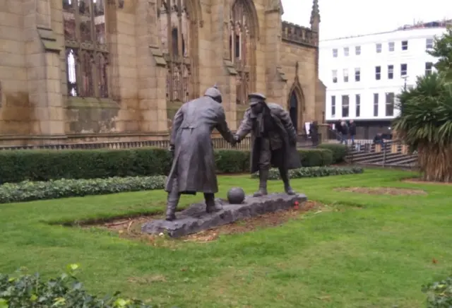 Outra escultura de Andy Edwards para homenagem a trégua de Natal