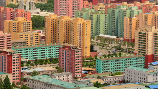 Edifícios antigos pintados de forma colorida em Pyongyang