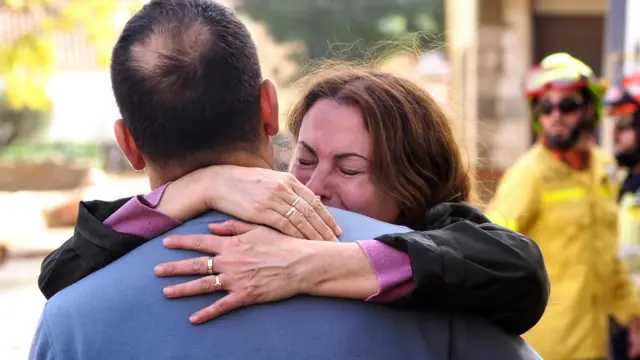 Mulher chorando abraçada a homem