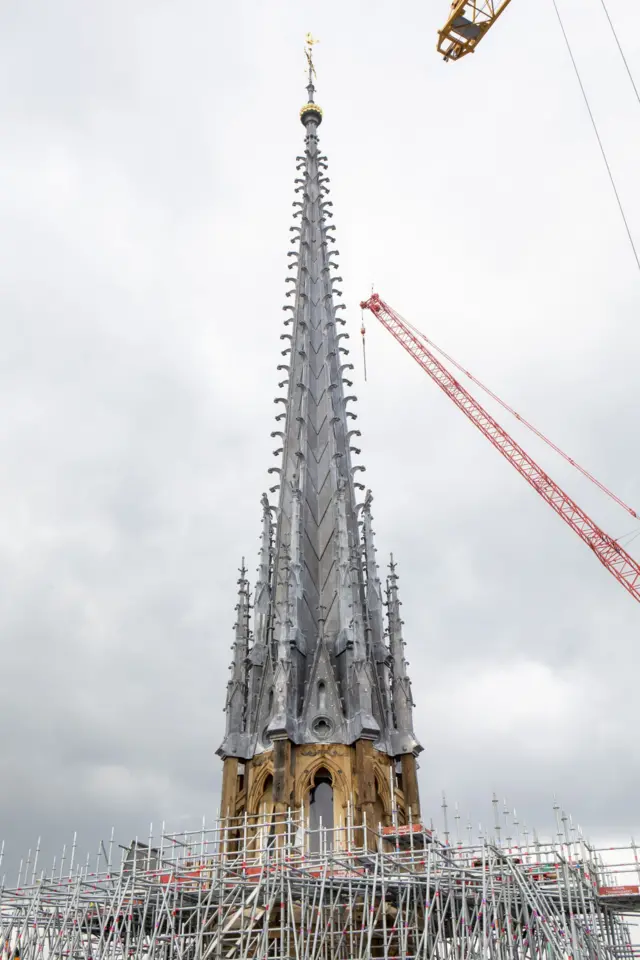 "flecha" de 96 metros de altura, também chamada "agulha" da catedral