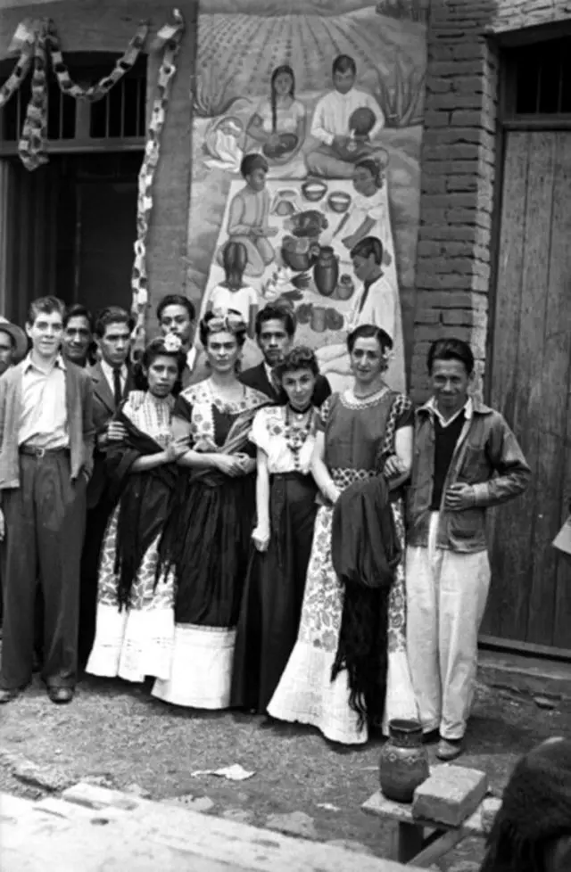 Frida Kahlo e seus alunos em frente ao bar La Rosita