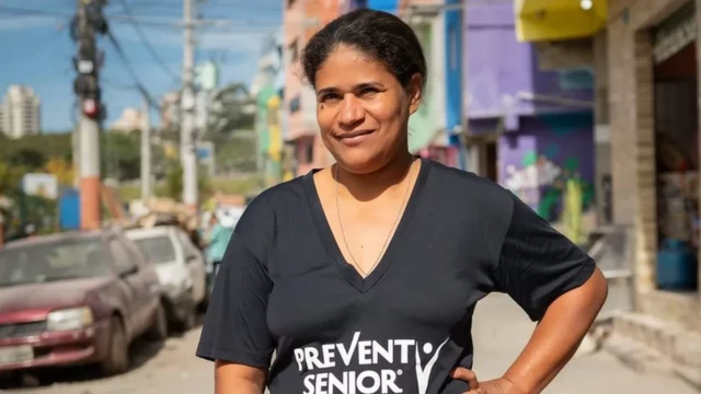 Eliane em pé na favela de Paraisópolis