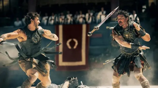 Paul Mescal e Pedro Pascal em cena de luta em 'Gladiador 2'