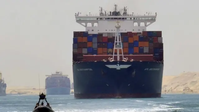 Barco no Canal de Suez