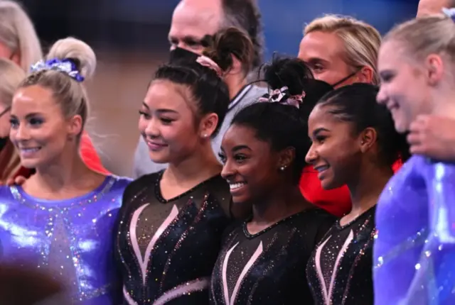 Simone Biles e equipe