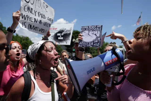 Manifestantes a favor e contra o aborto nos EUA.