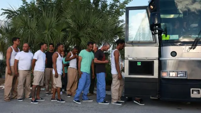 Migrantes de Cuba são transferidos para os escritórios de Alfândega e Proteção de Fronteiras dos EUA em janeiro de 2023.