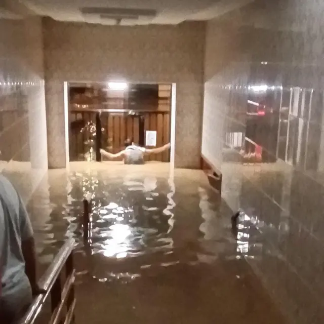 Portão que dá acesso ao prédio inundado