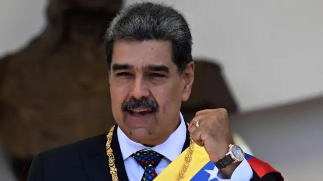 Nicolás Maduro con el puño cerrado