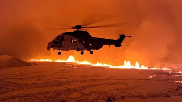 Helicóptero sobrevoa a região afetada pelo vulcão na Islândia