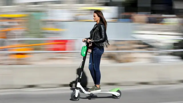 Mulher pilotando um patinete elétrico em Madri, na Espanha