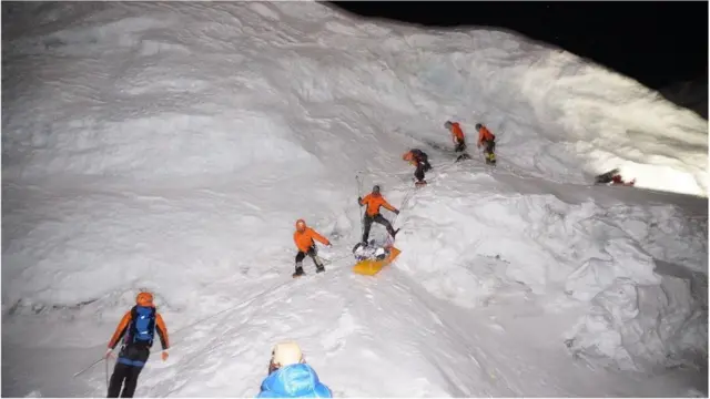 找到遺體後，當局派出的清理團隊大多在夜幕降臨後繼續工作，因為他們不想打擾其他的登山者。