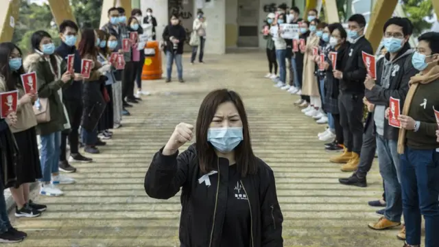 香港玛丽医院外余慧明（中）带领罢工医护人员叫喊口号（3/2/2020）