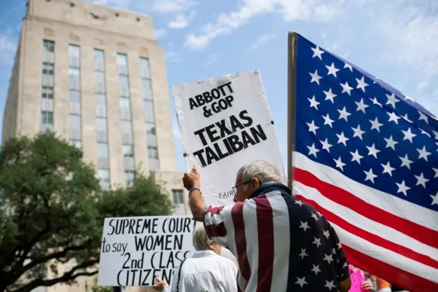 Manifestantes pró-escolha do lado de fora da prefeitura em Houston, Texas, em 14 de maio de 2022