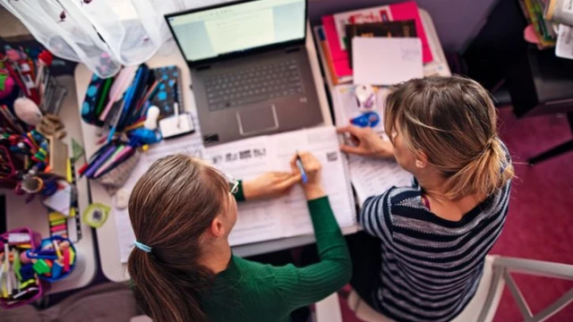 Mãe estudando com a filha