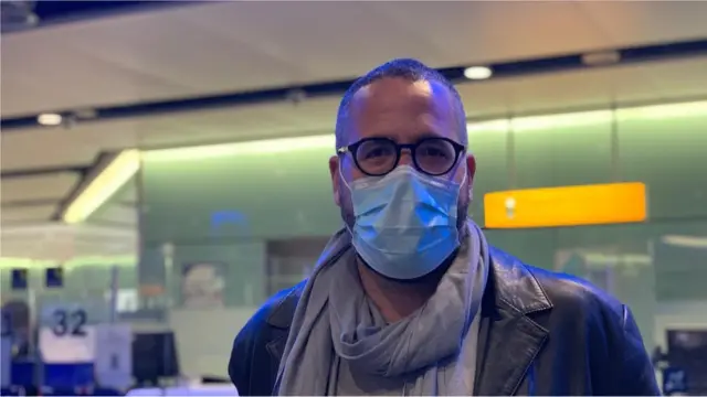 Administrador João Sibin na fila da imigração no aeroporto de Heathrow, Londres