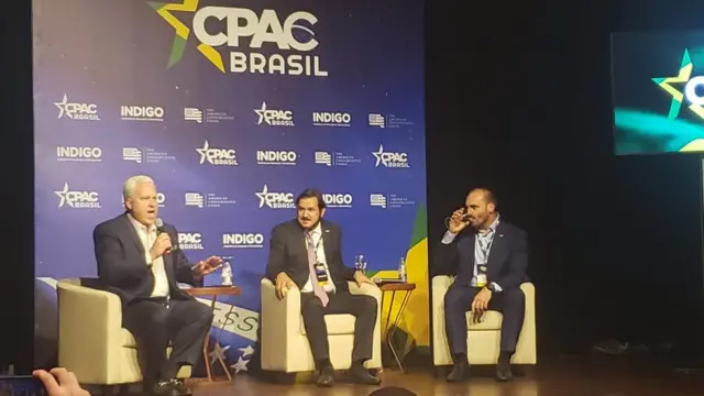 Matt Schlapp, Antônio de Rueda e Eduardo Bolsonaro sentados em mesa do evento