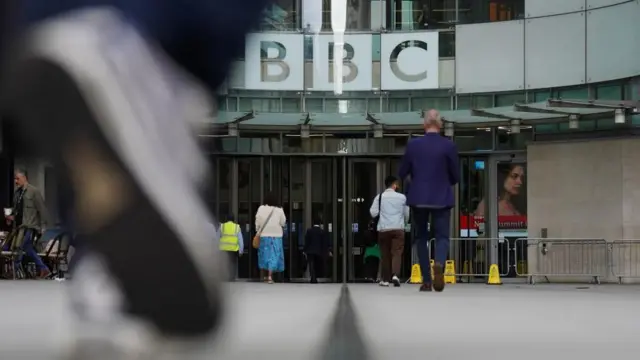 BBC办公楼外的人们