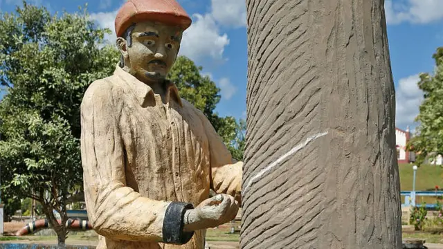 Escultura de seringueiro na Fordlândia