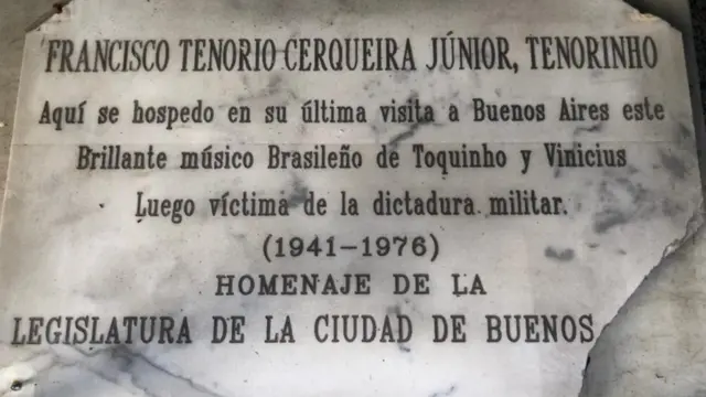 Placa que homenageia Tenorinho no Hotel Normandie