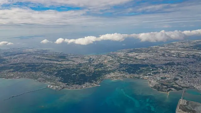 從沖繩島中部的鳥瞰圖中，可以看到日本沖繩的普天間美國空軍基地（左）和嘉手納空軍基地（2021年12 月12日資料照片）