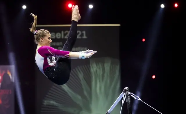 Elisabeth Seitz se apresenta durante a final geral feminina do Campeonato Europeu de Ginástica Artística de 2021 em Basel, na Suíça