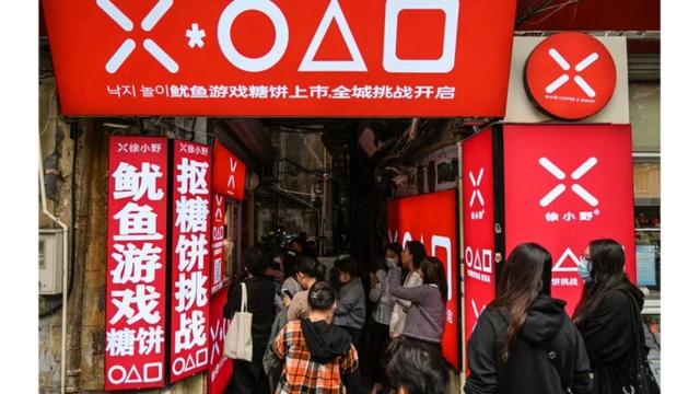 Fila do lado de fora de lanchonete para comprar doce de Round 6 em Xangai