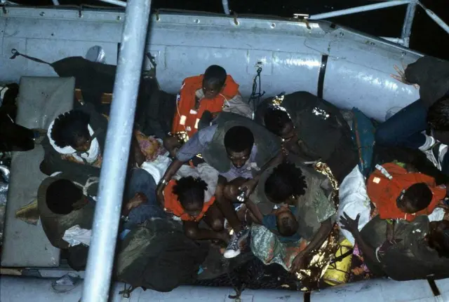 Judeus etíopes sendo transportados de barco da praia para um navio da Marinha de Israel