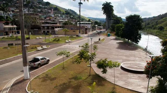 Praça principal de Barra Longa