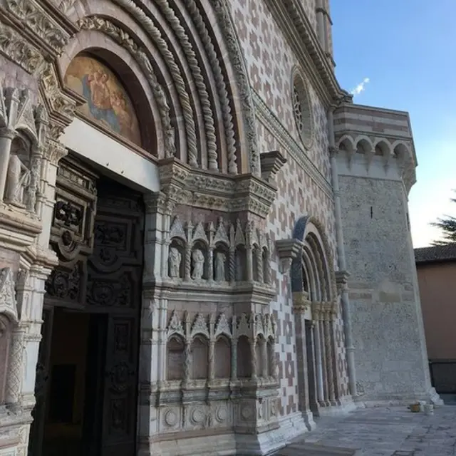 Porta da Basílica de Santa Maria de Collemaggio em Áquila, na Itália