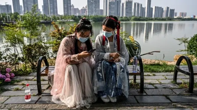 Duas chinesas com celulares