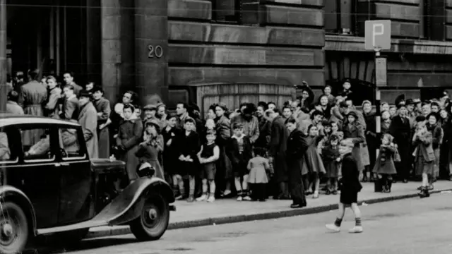 Fila de vacinação em Glasgow, na Escócia, em 1950